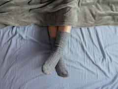 Qué significa dormir con medias, según la psicología