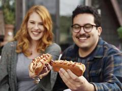 Dónde comer en CDMX: el bar que ofrece originales hot dogs con salchichas de camarón, ratatouille y carne de res