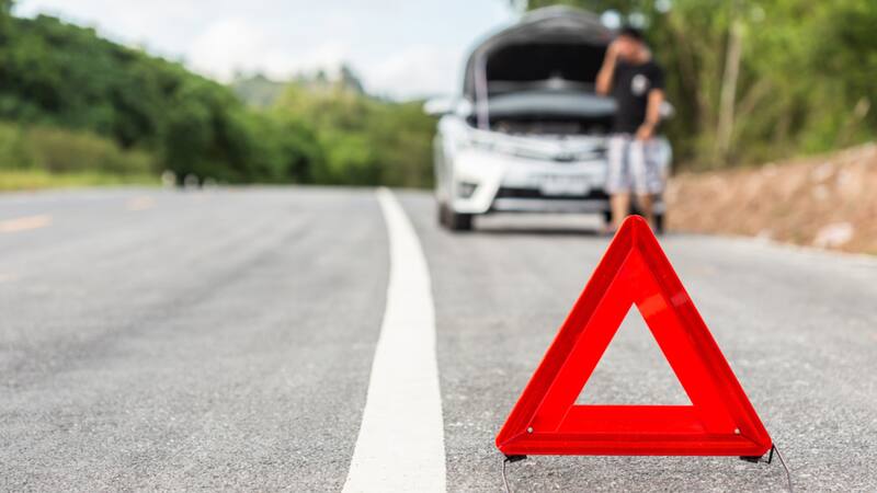 Adiós triángulos de emergencia: la DGT ya proporciona la ubicación de los coches con las luces V-16.