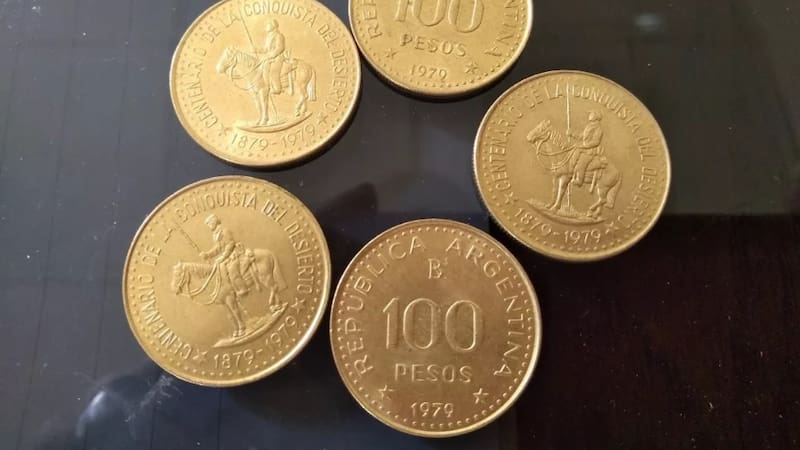 Fue acuñada en 1979, y está hecha en aluminio y bronce.