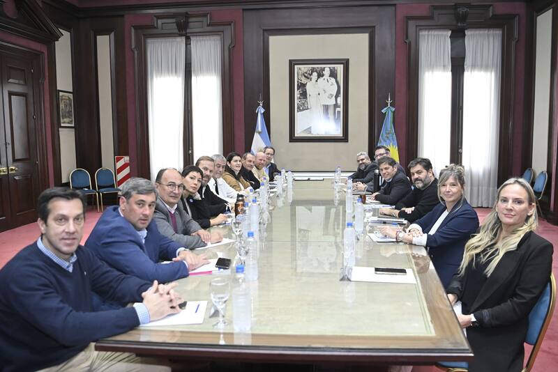 Mayra Mendoza quedó sentada del lado de Jorge Ferraresi y sólo los separa Gastón Granados de Ezeiza