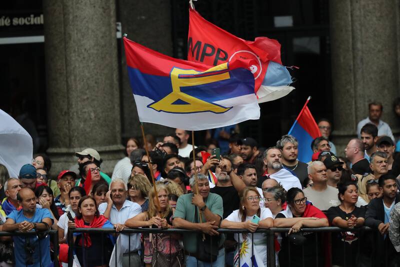 Ciudadanos asisten a la plaza de la Independencia para el trapaso de la Banda Presidencial este sábado, en Montevideo (Uruguay).