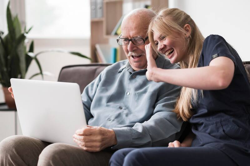 Las personas que reciben alguna pensión y tienen 2 o más hijos pueden acceder a esta ayuda social. (Foto: Freepik.es)