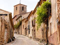 El pueblo de solo 14 habitantes que esconde dos iglesias románicas, un puente medieval y un imponente castillo del siglo XII