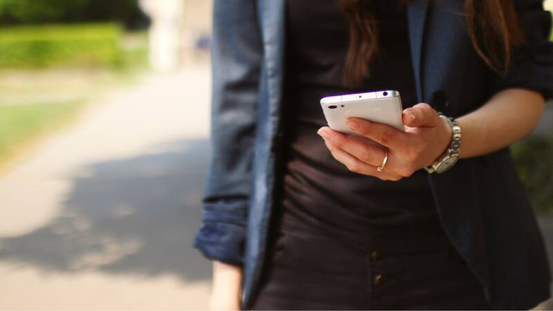 Los 5 archivos que nunca deberías llevar en el teléfono, según los expertos.