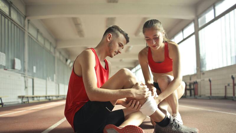 ¿Debo aplicar hielo si sufro una lesión? La ciencia lo desaconseja por este motivo.