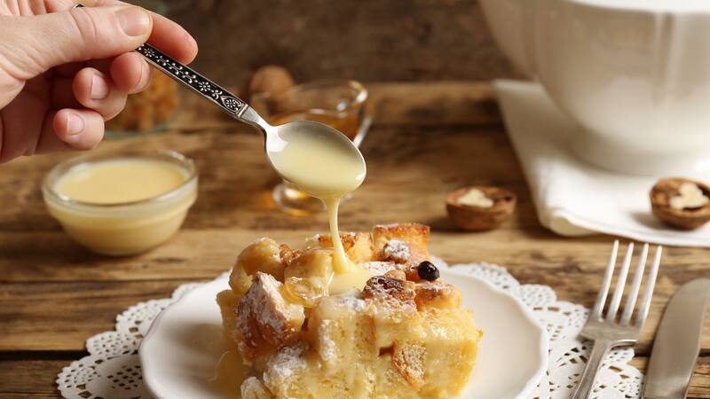 El clásico postre de las abuelas que encanta a todos: el delicioso pudín de pan, fácil y rápido.