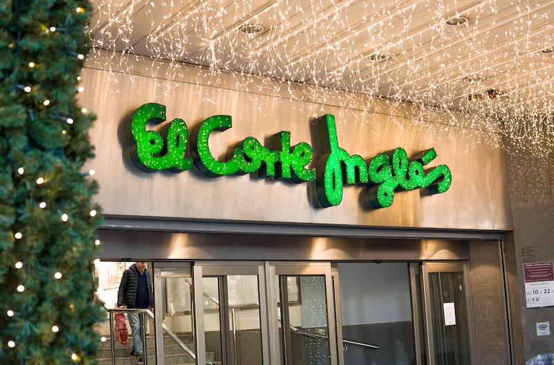 El Corte Inglés refuerza sus equipos para la campaña de Navidad con 6000 nuevas incorporaciones en diferentes áreas. (Fuente: Shutterstock)