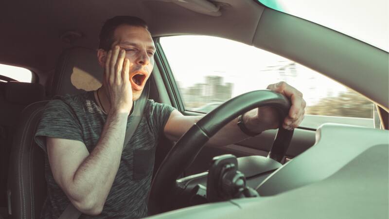 ¿Está permitido dormir en el coche? Esto es lo que todo CONDUCTOR deberá cumplir.