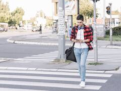 La DGT avisa: habrá multas de 200 euros para los peatones que crucen la calle con el semáforo en rojo