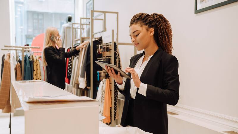 Importante empresa de indumentaria busca empleados sin experiencia y ofrece salarios desde 1500 euros.