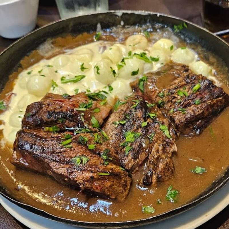 El restaurante se ha convertido en un punto de referencia gastronómico en el barrio por sus platos abundantes y sabrosos. (Foto: Instagram @losbohemios.restaurantes)