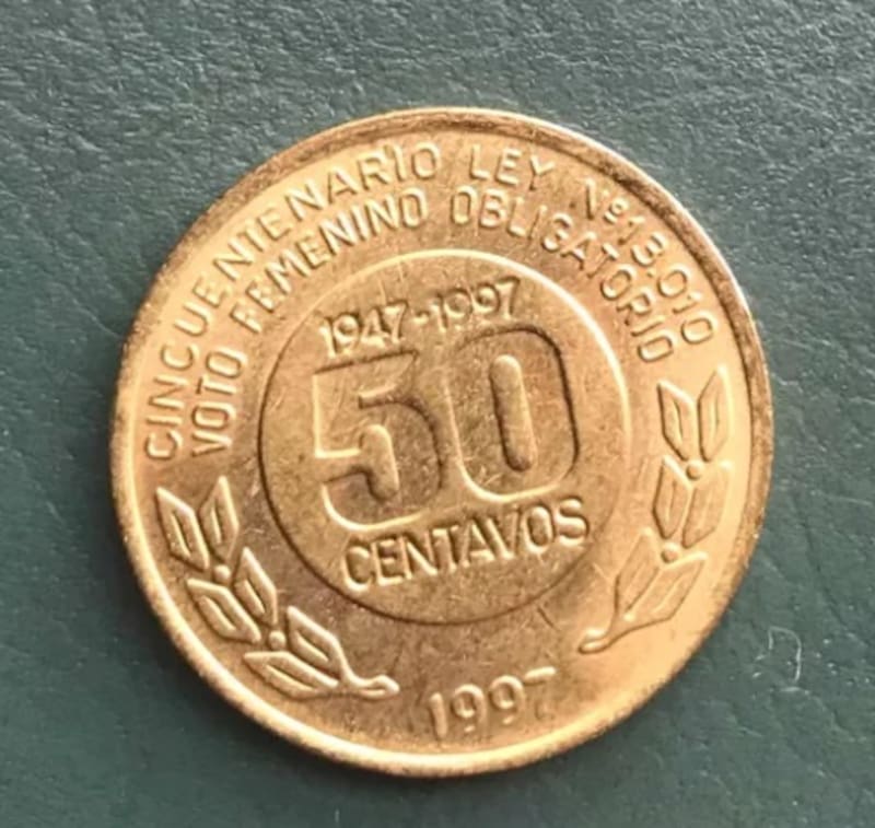 Esta moneda conmemora el 50.º aniversario del Voto Femenino Obligatorio en Argentina. (Fuente: mercadolibre.com.ar)