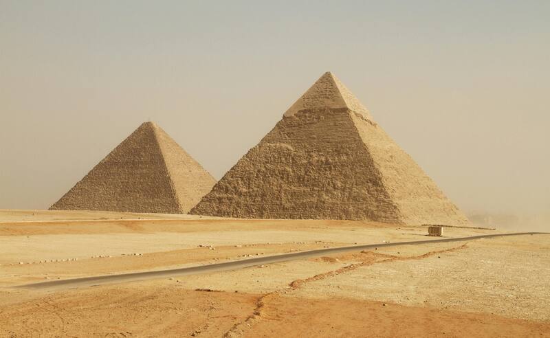 Un reciente estudio confirma que las caras de esta pirámide no son planas, sino ligeramente cóncavas, lo que le da una forma octogonal. Fuente: archivo.