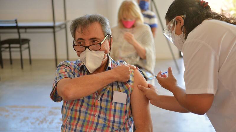 Se estima que el período infeccioso dura de 8 a 10 días en los casos moderados y un promedio de hasta dos semanas en los casos graves.