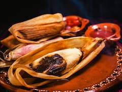 Así se prepara el platillo más mexicano del Día de Muertos: tamales y mole con pan de muerto