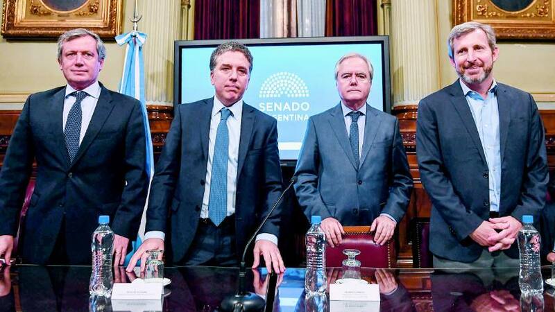 Monzó, Pinedo y Frigerio, parte del equipo negociador del oficialismo, junto al ministro Dujovne