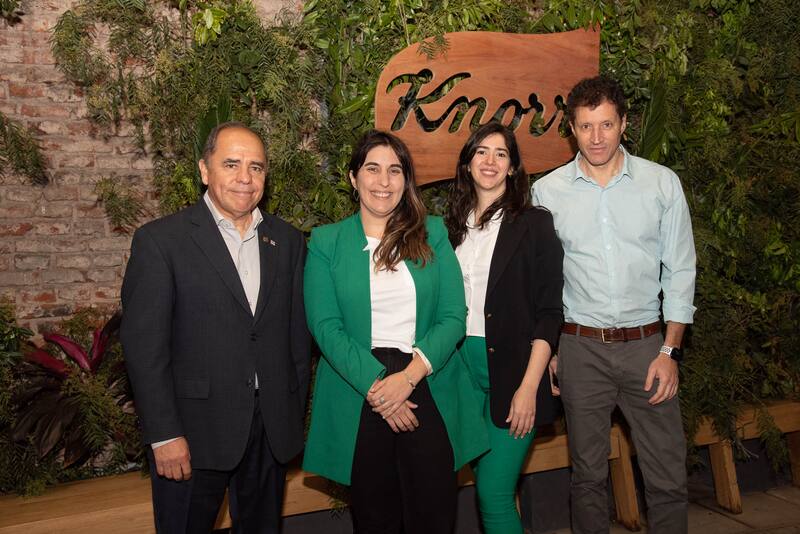 De izquierda a derecha: Dr. Claudio Galmarini, Director Centro Regional Mendoza - San Juan, INTA; María Bulla, Gerente de Responsabilidad Corporativa e Impacto Social Unilever Argentina; Ana Hernández Hermida, Brand Manager, Knorr Argentina y Hernán Sperber, Director División Nutrition de Unilever River Plate.