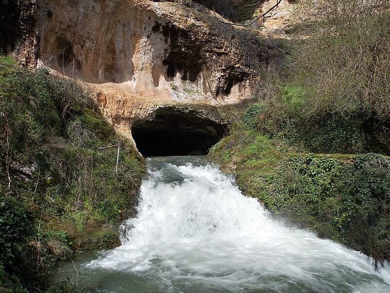 La cascada inicia en la Cueva del Agua a más de 20 metros de altura. Fuente: Wikipedia.