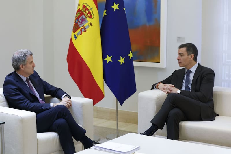 Feijóo fue el primero de los dirigentes parlamentarios en reunirse con el presidente del Gobierno en el día de hoy (Fuente: EFE / Javier Lizón)