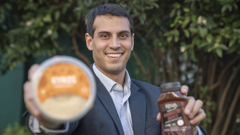 Delidips produce el hummus Kyros y las salsas y panes Kansas.