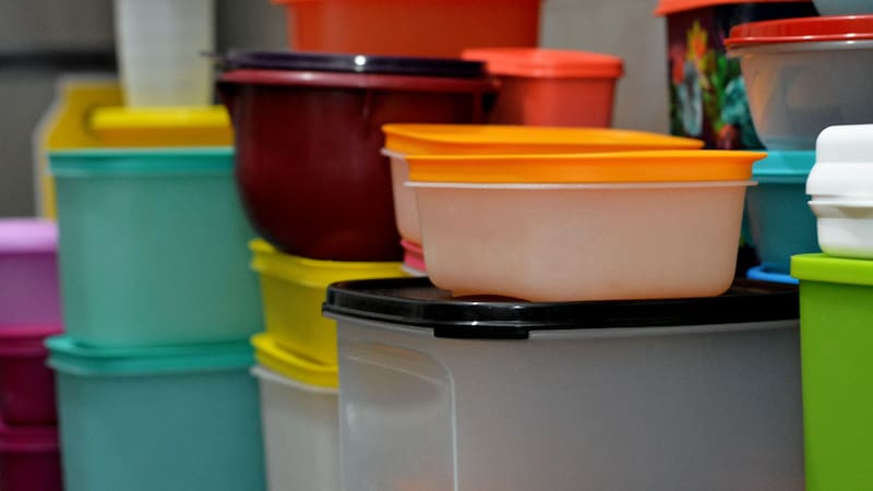 En todos los hogares se suelen usar recipientes para guardar alimentos, pero no siempre son la opción más saludable.