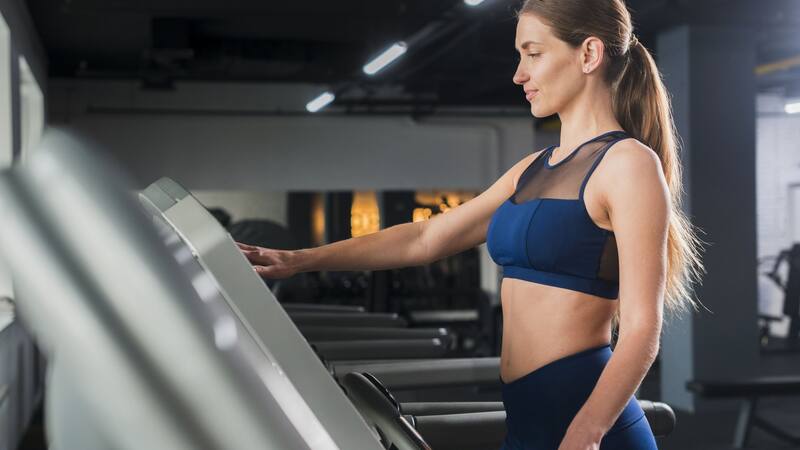Descubrí cómo ajustar tu rutina en la cinta para mejorar resultados en el gimnasio.