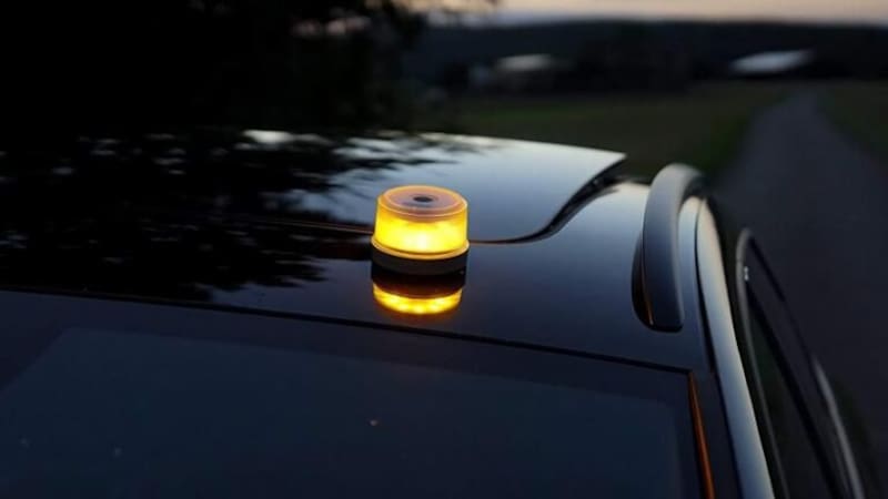 Lidl ya vende la luz de emergencia V-16 que la DGT exige llevar en el coche a precio de chollo.