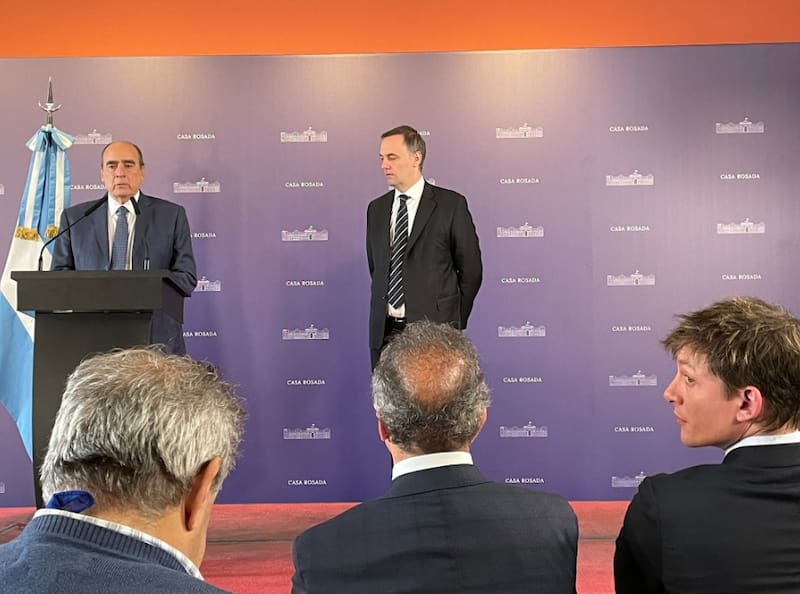 El asesor presidencial Santiago Caputo, en primera fila del acto de asunción de Guillermo Francos como jefe de Gabinete.