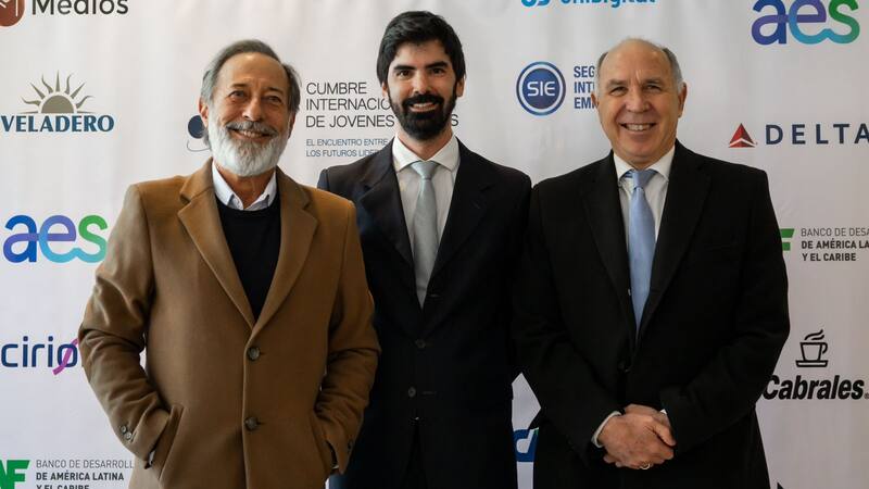 Guillermo Francella junto a Leandro Viotto Romano, fundador de la Cumbre Internacional de Jóvenes Lideres; y Ricardo Lorenzetti, ministro de la Corte Suprema de Justicia de la Nación.