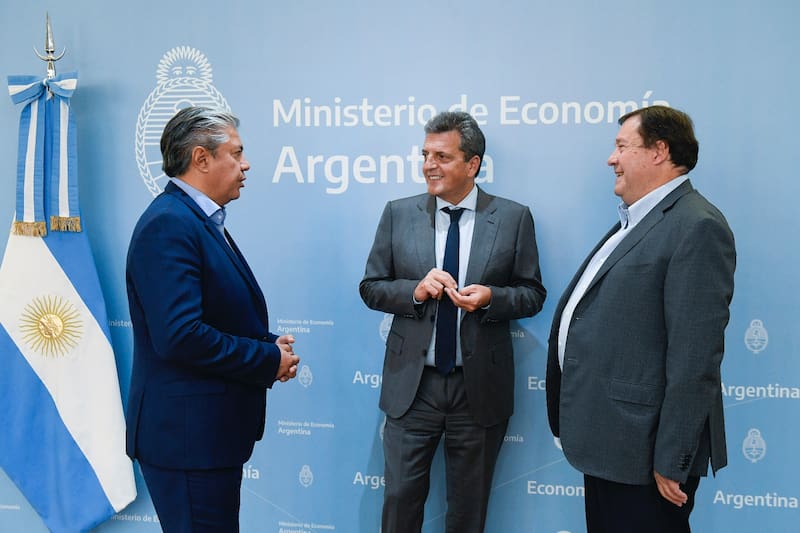 Rolando Figueroa, Sergio Massa y Alberto Weretilneck en el Ministerio de Economía