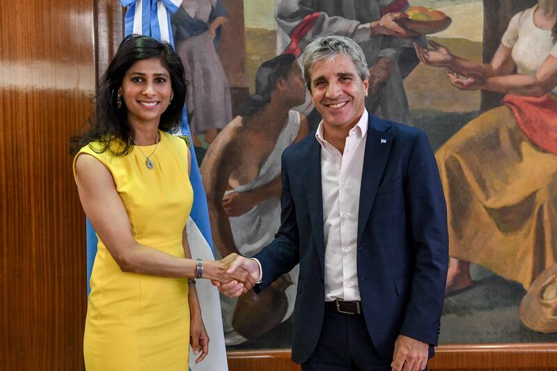 Gita Gopinath y Luis Caputo