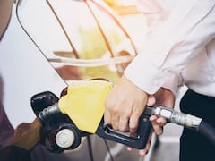 El precio de la nafta: cuánto sale hoy llenar el tanque y cómo impacta en el salario