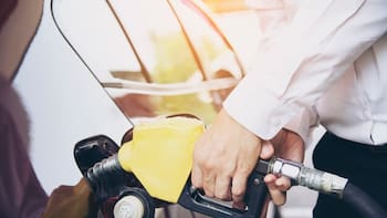 El precio de la nafta: cuánto sale hoy llenar el tanque y cómo impacta en el salario