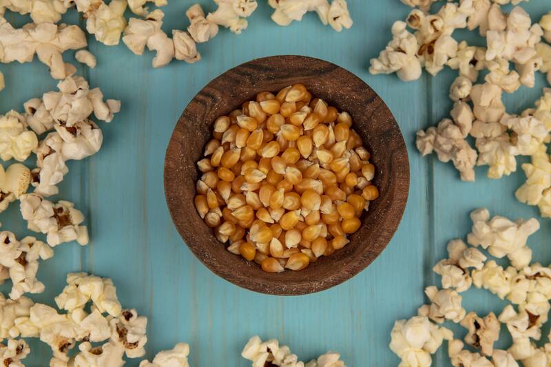 Las palomitas, un snack habitual en muchos hogares, protagonizan ahora una alerta alimentaria por contaminación con sustancias tóxicas. (Fuente: Freepik / Stockking)