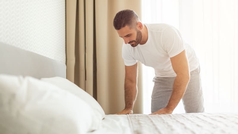 Qué significa dejar la cama desordenada cada mañana, según la psicología.