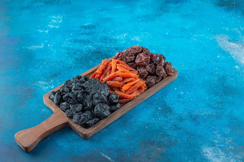 La fibra dietética presente en los arándanos secos es crucial para promover la salud digestiva al mejorar el tránsito intestinal y prevenir el estreñimiento (Fuente: Freepik)