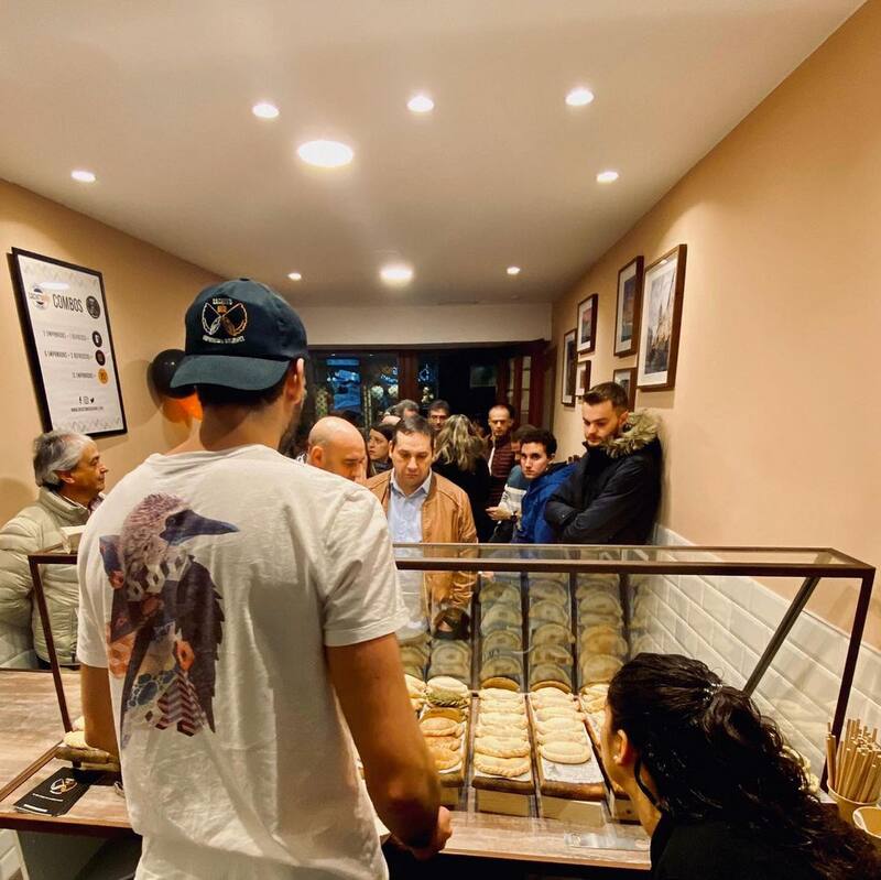 Garino (de espaldas) atendiendo durante la apertura de la primera sucursal.