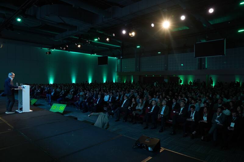 Caputo ante el auditorio de Expo EFI en Recoleta