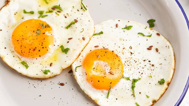 La OMS recomienda que las personas con poca actividad física consuman entre 0.8 y 1 gramo de proteínas por kilo de peso corporal al día. (Foto: Freepik)