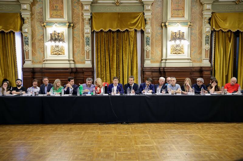 Axel Kicillof, Sergio Massa y Máximo Kirchner convocaron a ministros, intendentes y legisladores de UxP