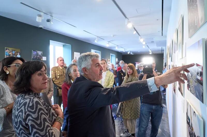 El presidente de la Agencia EFE, Miguel Ángel Oliver (c), junto a la Delegada del Gobierno en el País Vasco, Marisol Garmendia (c, i), observan las trágicas imágenes provocadas por la masacre de los atentados del 11 de marzo de 2004 en Madrid y las de la solidaridad ciudadana. EFE