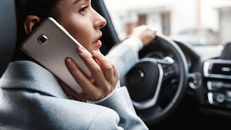 Las distracciones al conducir, como el uso del celular, son una de las principales causas de accidentes de tránsito y están fuertemente penalizadas por la ley.
