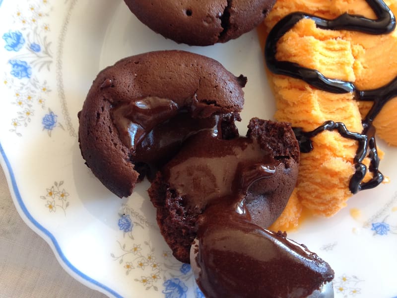 Torta volcán de chocolate: receta fácil y rápida para preparar un corazón fundido de puro placer. (Imagen: Pixabay)