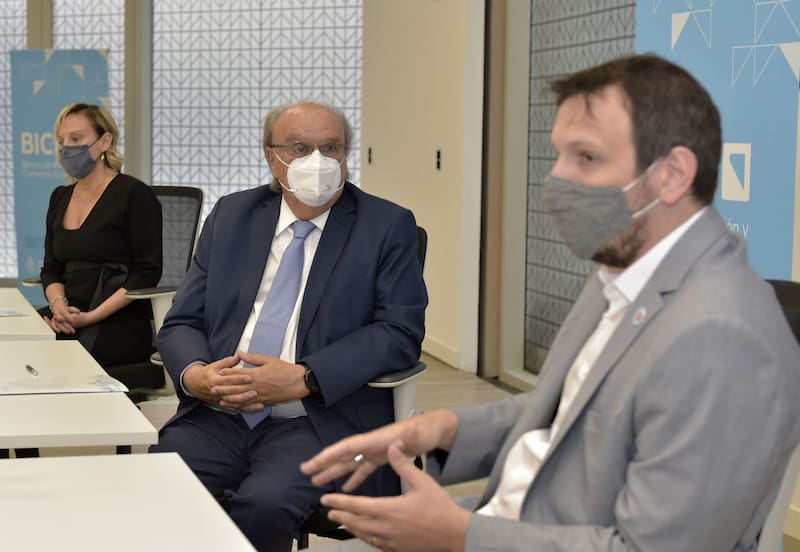 Valeria Dallera (Provincia Leasing), José Ignacio De Mendiguren (BICE) y Juan Cuattromo (presidente Grupo Banco Provincia) se reunieron para la firma del acuerdo para el leasing sindicado.