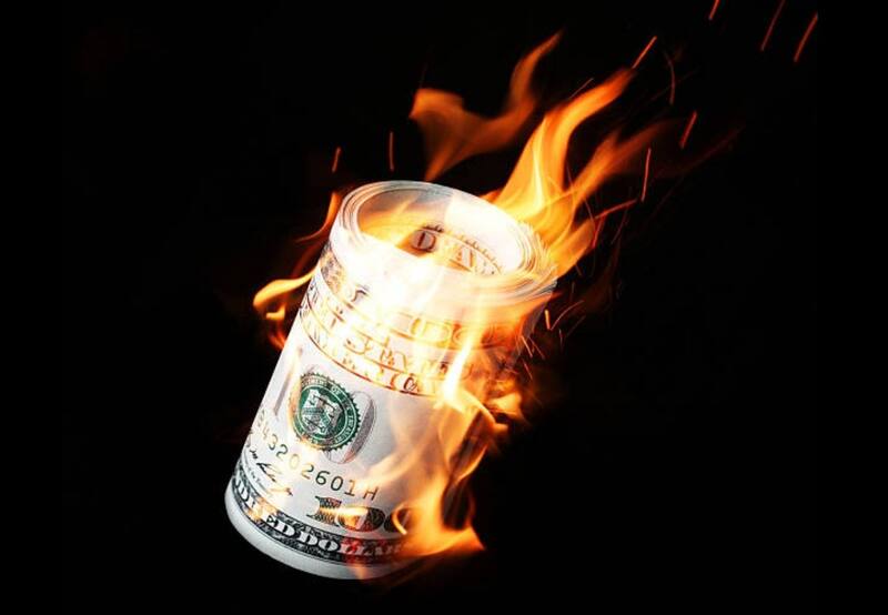 El dólar oficial achicó la brecha con el dólar blue en el último día de la semana.