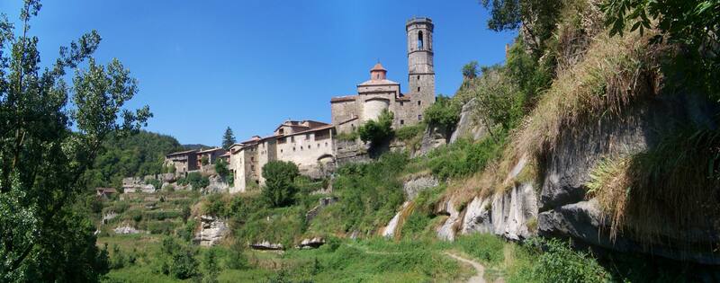 Rupit es un pueblo ubicado en Cataluña que se caracteriza por su paisaje montañoso (Fuente: Wikimedia Commons / Sito.rm)