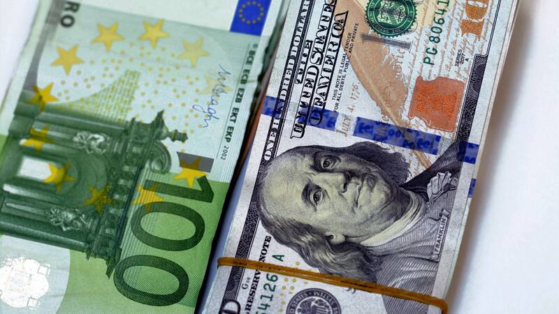 El euro continúa debilitándose frente al dólar.
