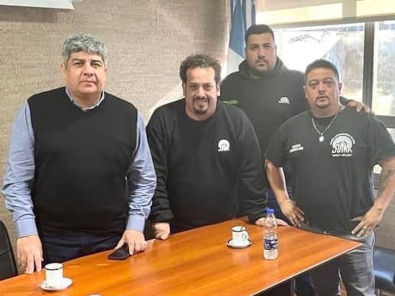 El secretario general del Sutna, Alejandro Crespo (al centro), tuvo este viernes el apoyo de Pablo Moyano, hombre fuerte de Camioneros y la CGT