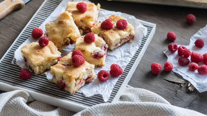 Blondies: la mejor receta de brownies de chocolate blanco que te solucionará todas las meriendas.